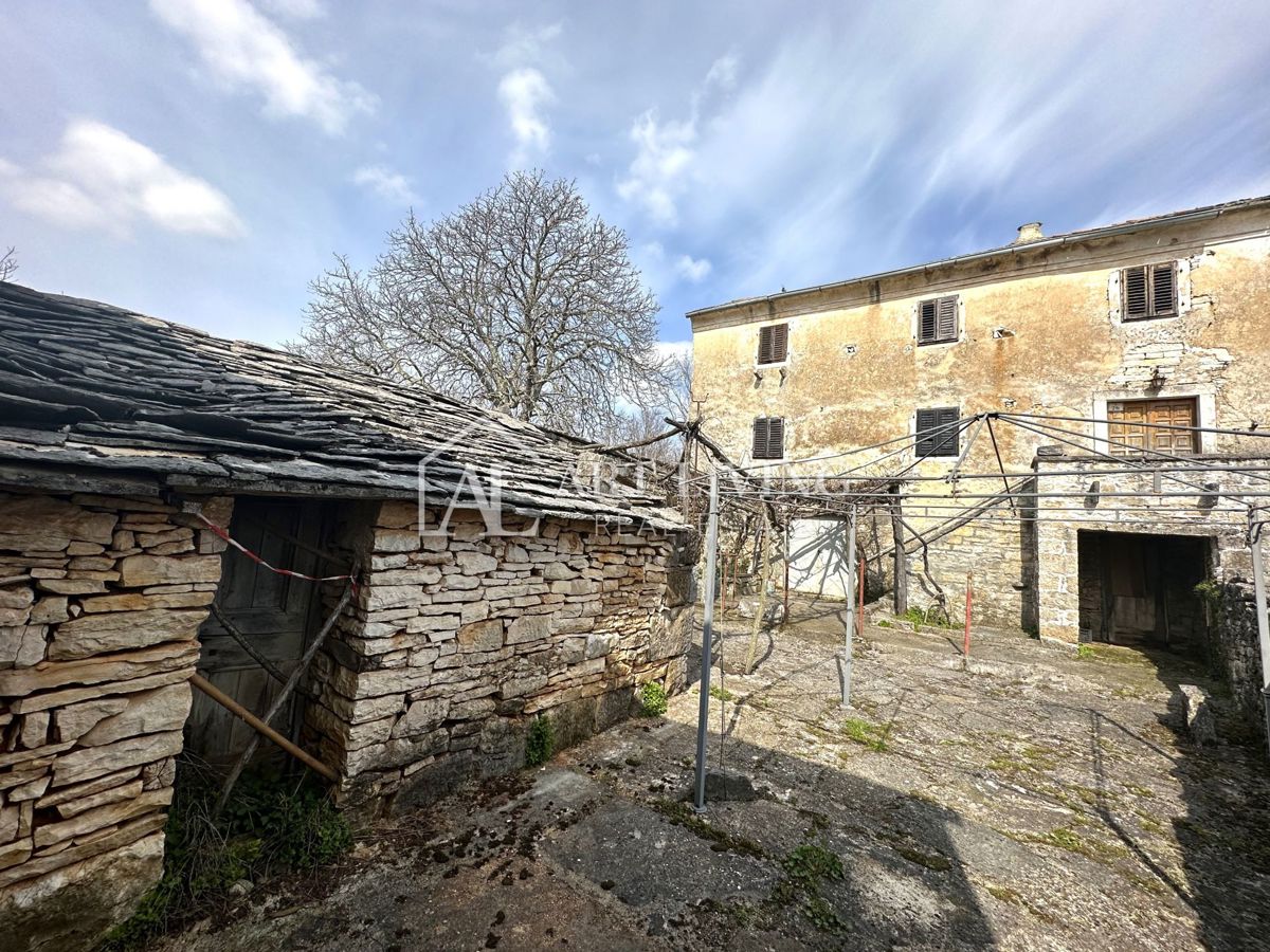 Istria, Grisignana, dintorni - casa autoctona in pietra istriana con 60.000 m2 di terreno