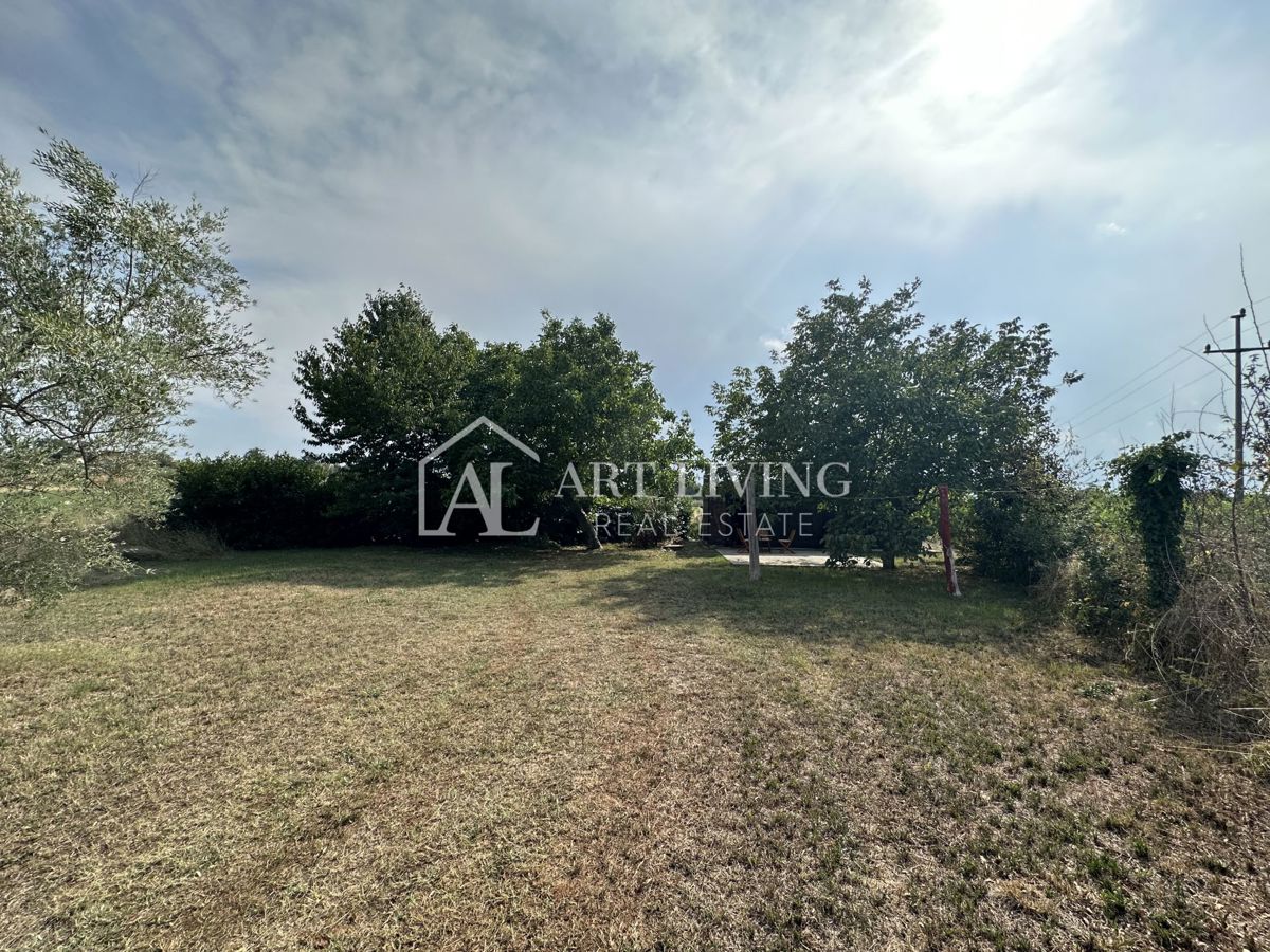 Umago dintorni – Casa da ristrutturare con ampio terreno di 2000 m²