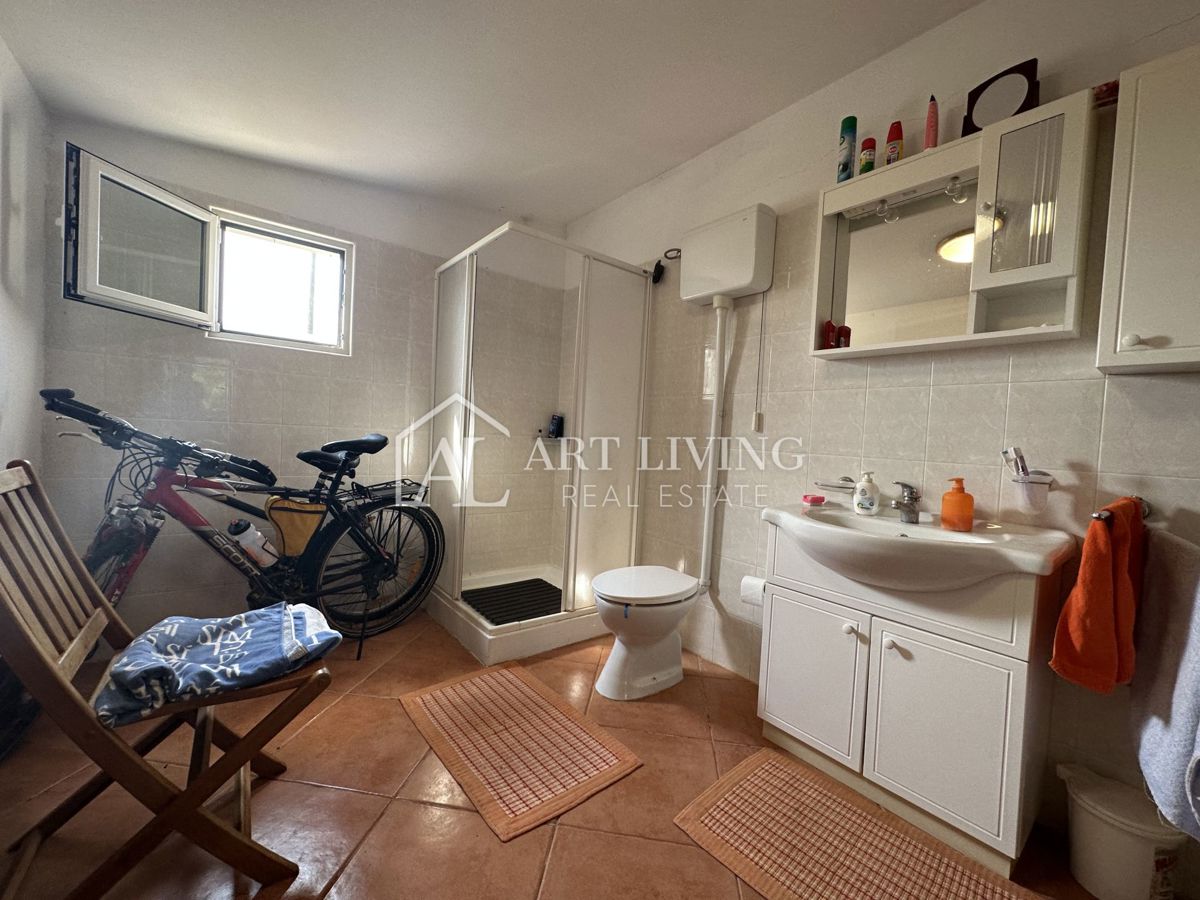 Umago dintorni – Casa da ristrutturare con ampio terreno di 2000 m²