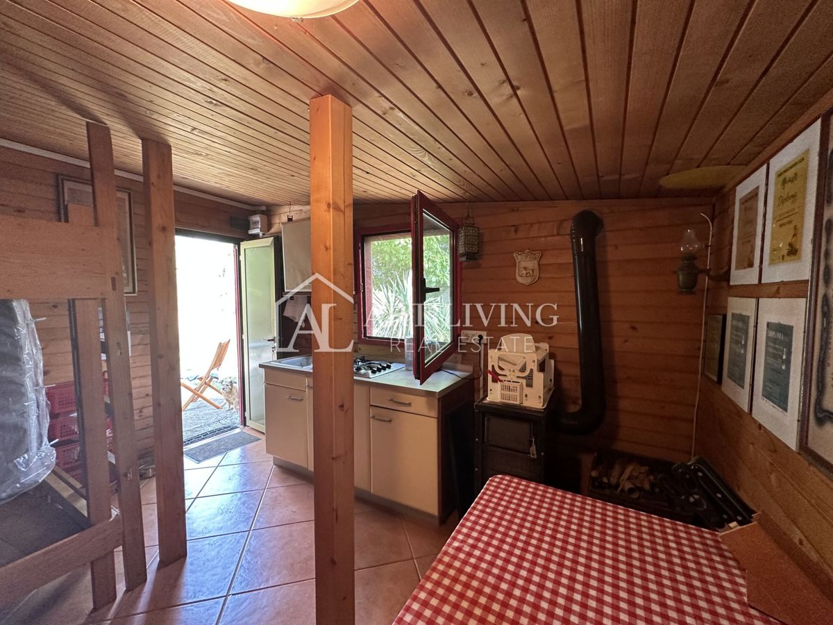 Umago dintorni – Casa da ristrutturare con ampio terreno di 2000 m²