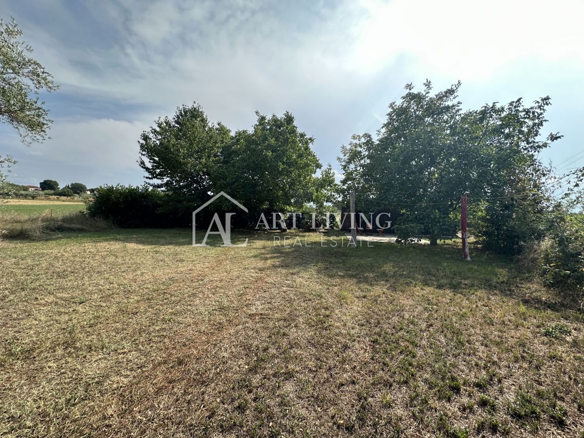 Umago dintorni – Casa da ristrutturare con ampio terreno di 2000 m²
