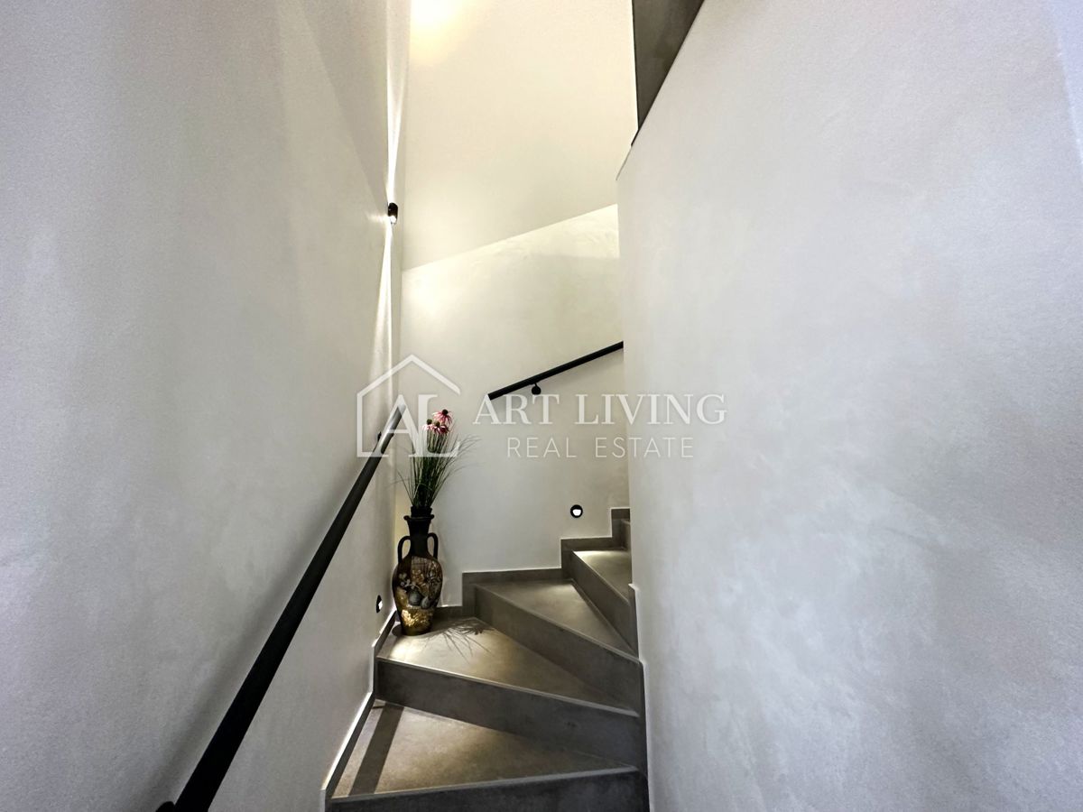 UMAGO – MODERNA CASA BIFAMILIARE CON PISCINA, 123 m² + 104 m² DI GIARDINO