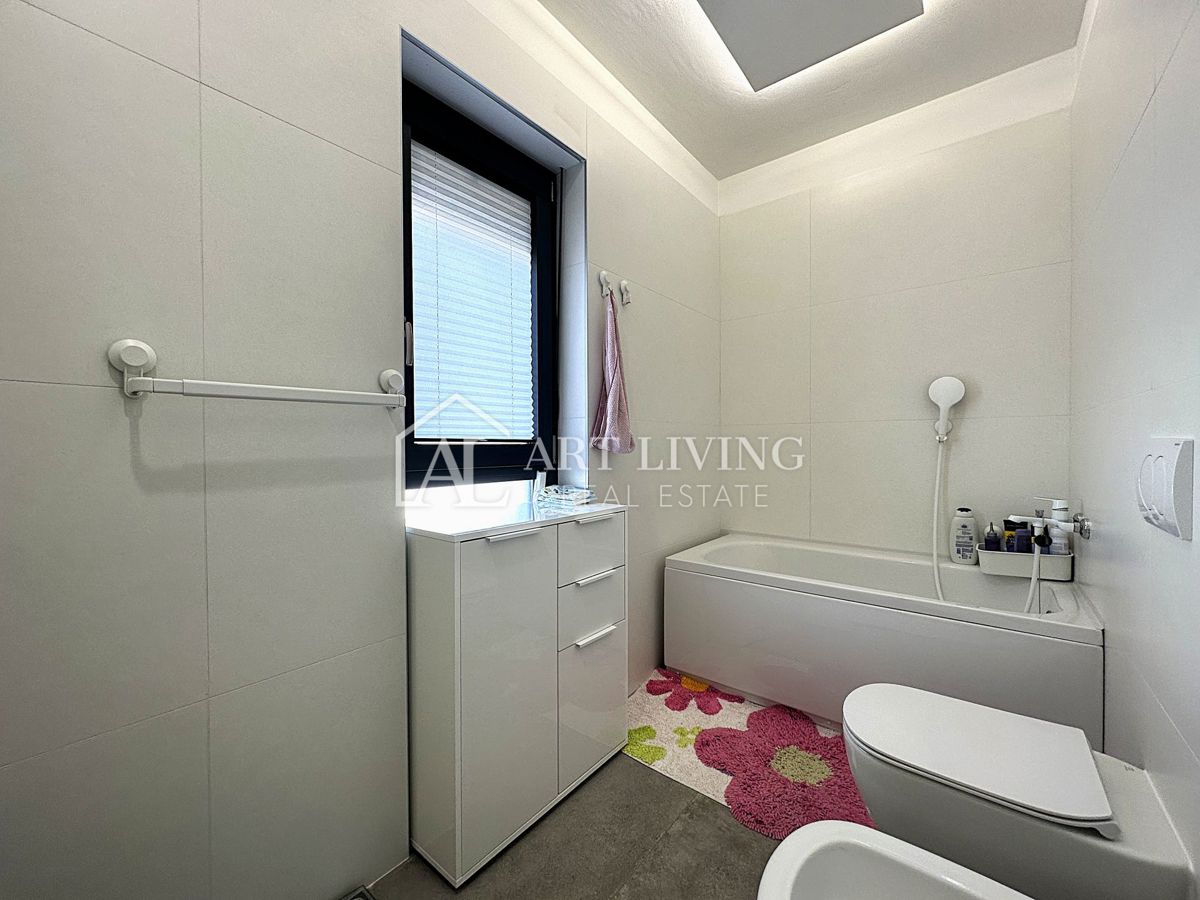 UMAGO – MODERNA CASA BIFAMILIARE CON PISCINA, 123 m² + 104 m² DI GIARDINO