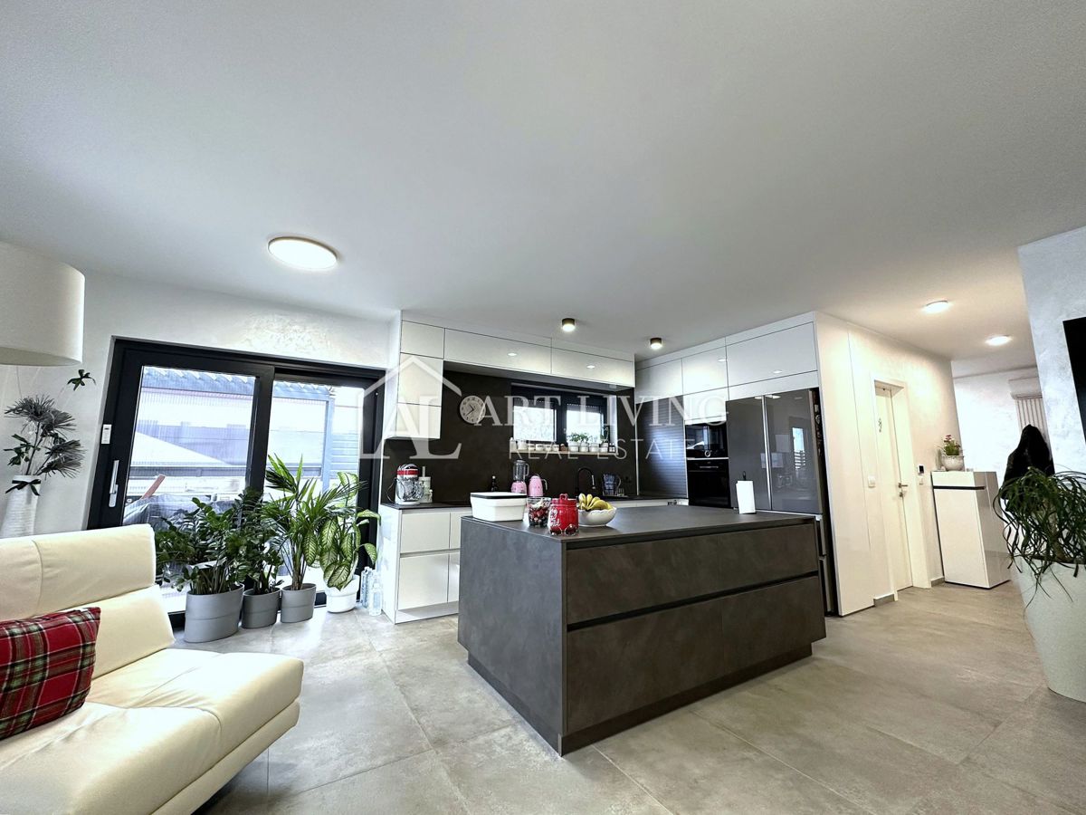 UMAGO – MODERNA CASA BIFAMILIARE CON PISCINA, 123 m² + 104 m² DI GIARDINO