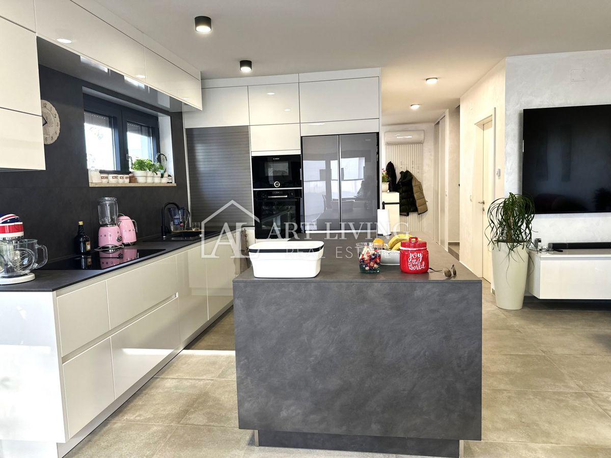 UMAGO – MODERNA CASA BIFAMILIARE CON PISCINA, 123 m² + 104 m² DI GIARDINO