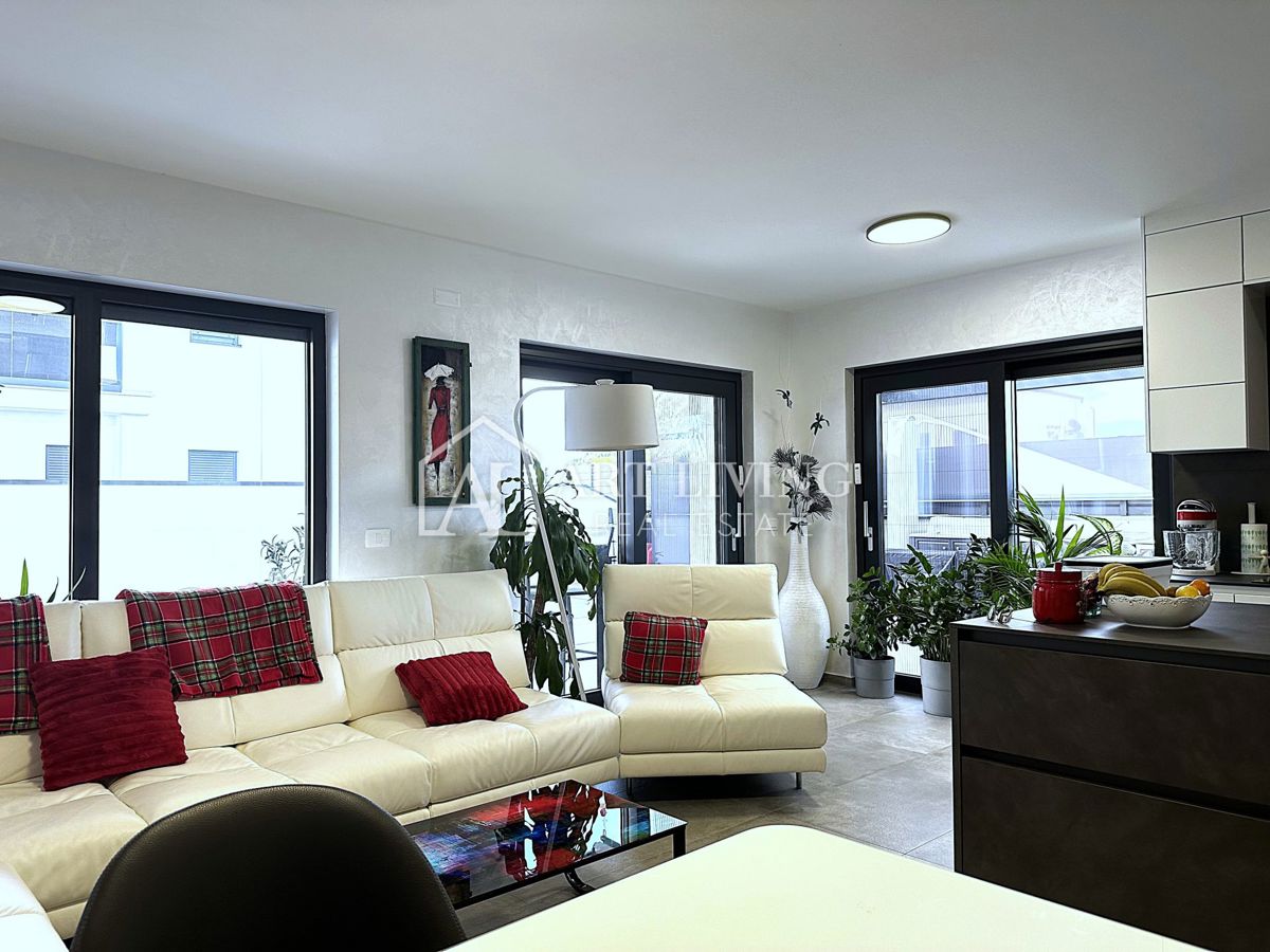 UMAGO – MODERNA CASA BIFAMILIARE CON PISCINA, 123 m² + 104 m² DI GIARDINO