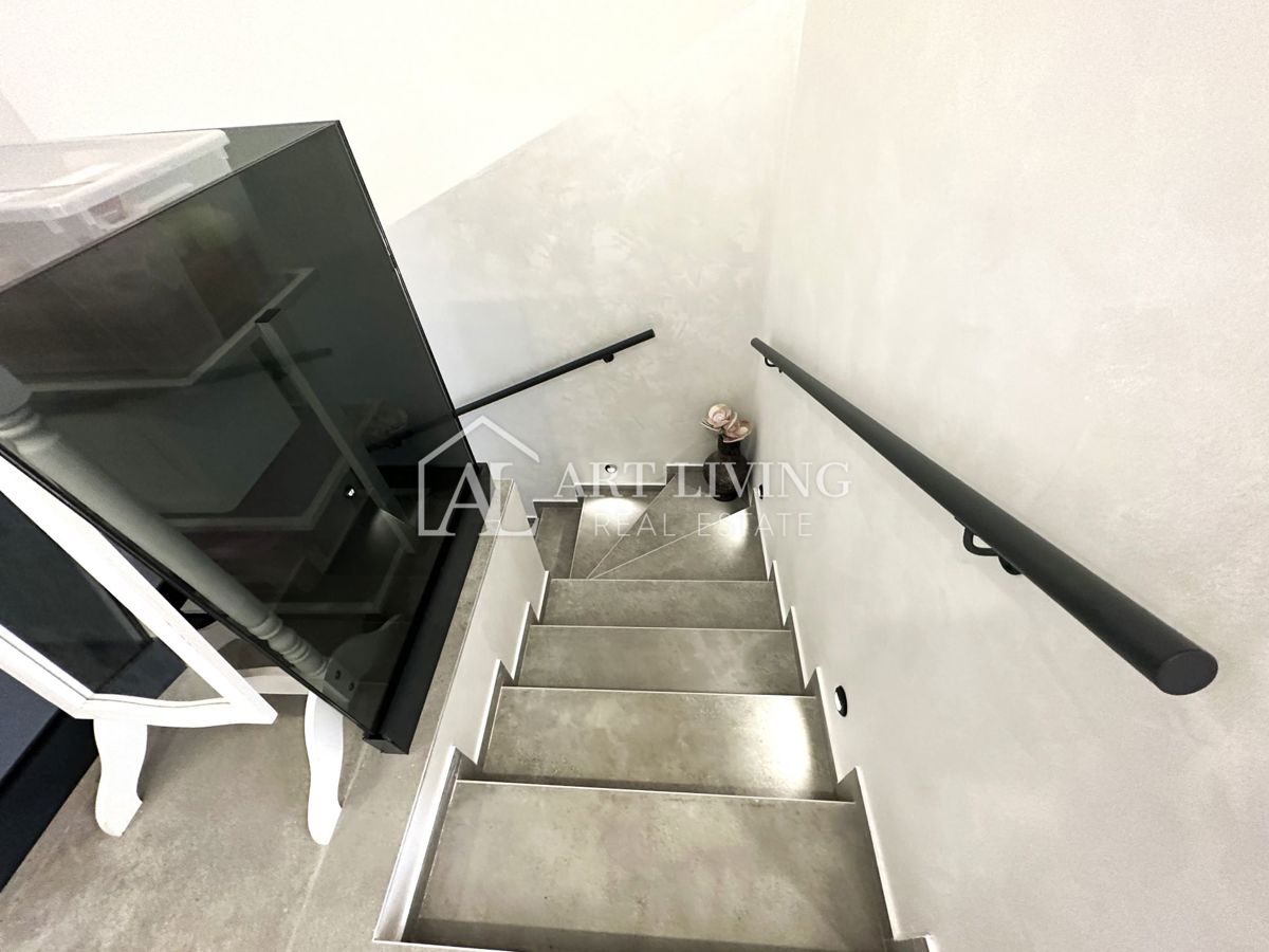 UMAGO – MODERNA CASA BIFAMILIARE CON PISCINA, 123 m² + 104 m² DI GIARDINO