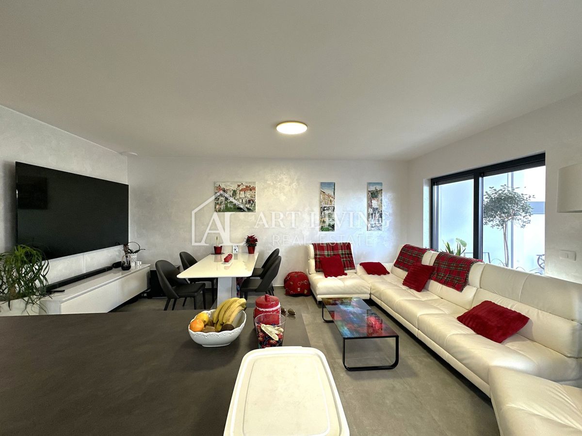 UMAGO – MODERNA CASA BIFAMILIARE CON PISCINA, 123 m² + 104 m² DI GIARDINO