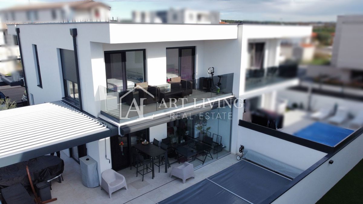 UMAGO – MODERNA CASA BIFAMILIARE CON PISCINA, 123 m² + 104 m² DI GIARDINO