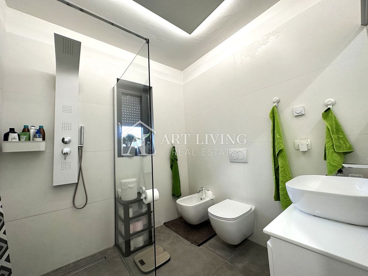 UMAGO – MODERNA CASA BIFAMILIARE CON PISCINA, 123 m² + 104 m² DI GIARDINO