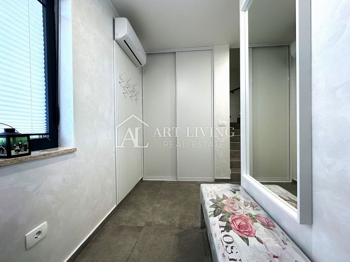 UMAGO – MODERNA CASA BIFAMILIARE CON PISCINA, 123 m² + 104 m² DI GIARDINO