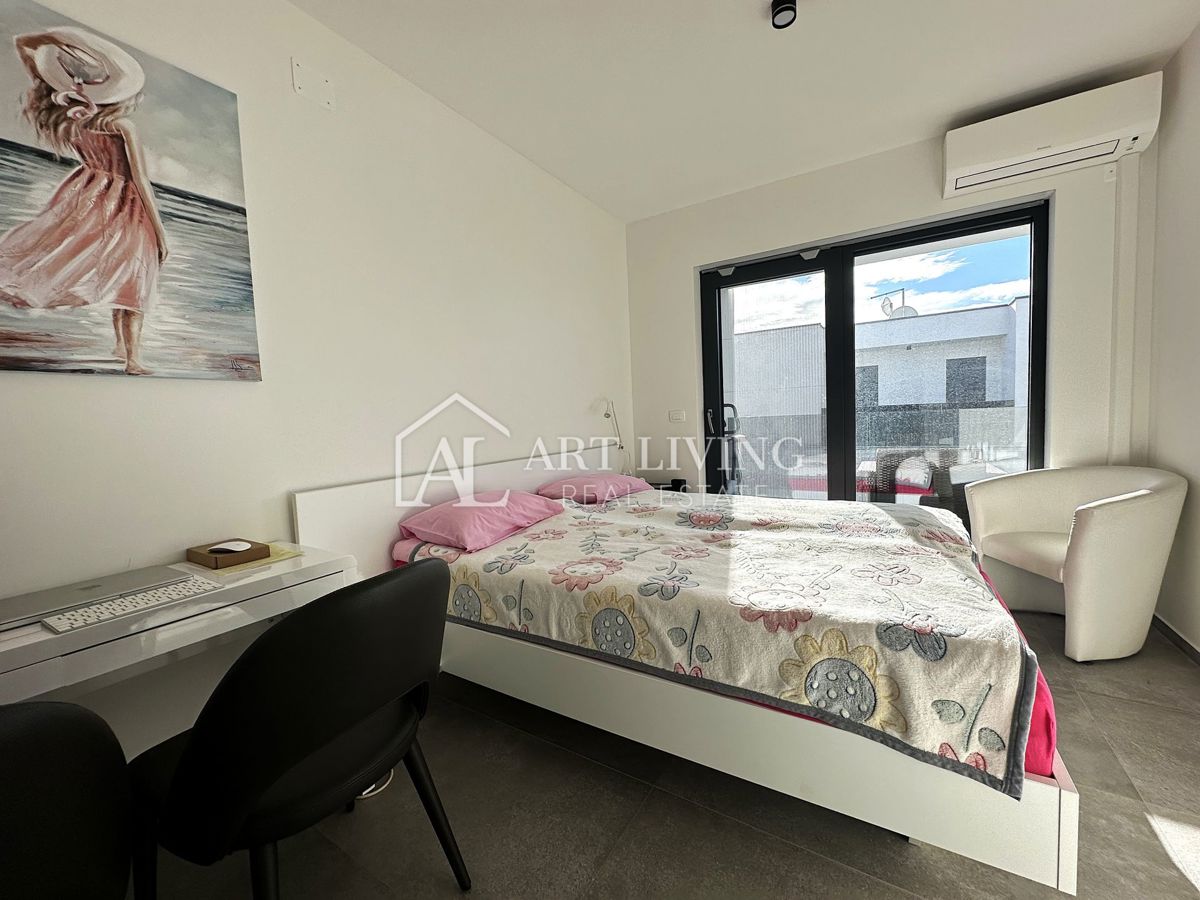 UMAGO – MODERNA CASA BIFAMILIARE CON PISCINA, 123 m² + 104 m² DI GIARDINO