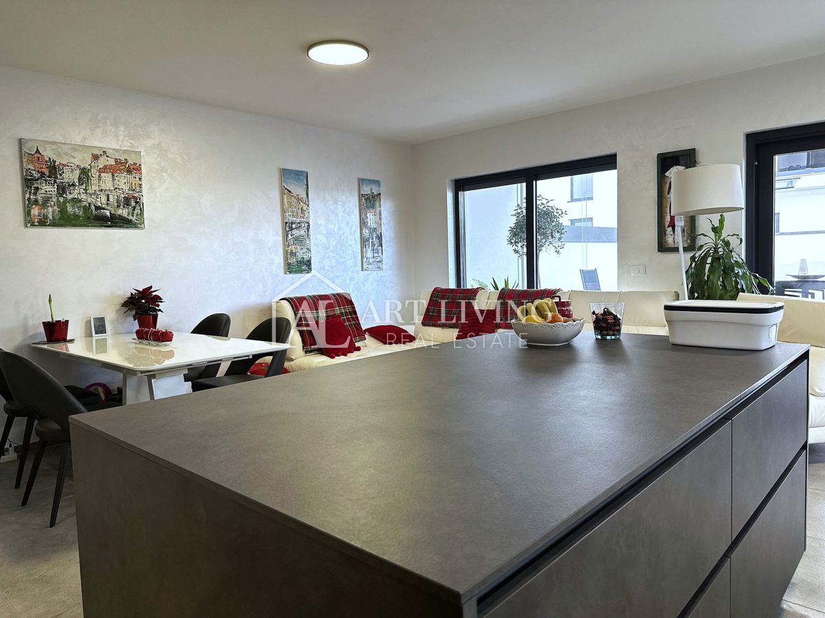 UMAGO – MODERNA CASA BIFAMILIARE CON PISCINA, 123 m² + 104 m² DI GIARDINO