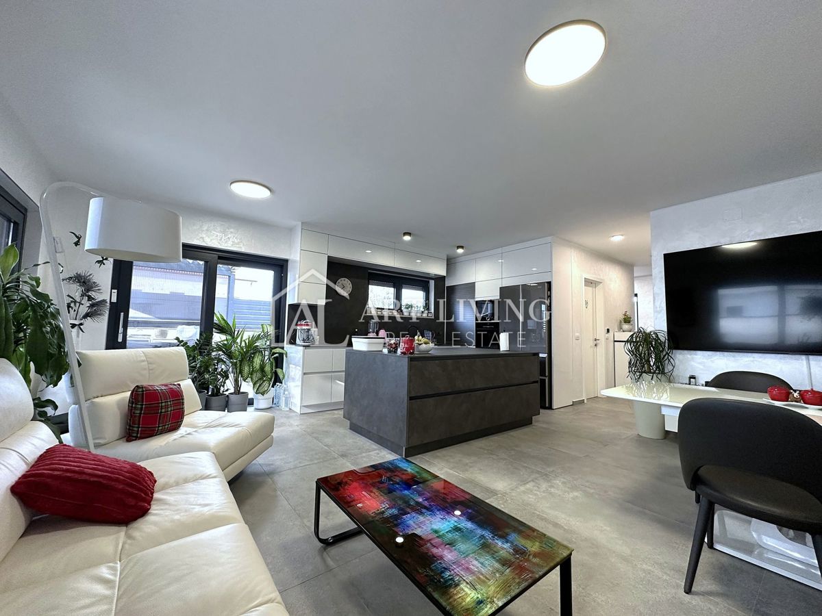 UMAGO – MODERNA CASA BIFAMILIARE CON PISCINA, 123 m² + 104 m² DI GIARDINO