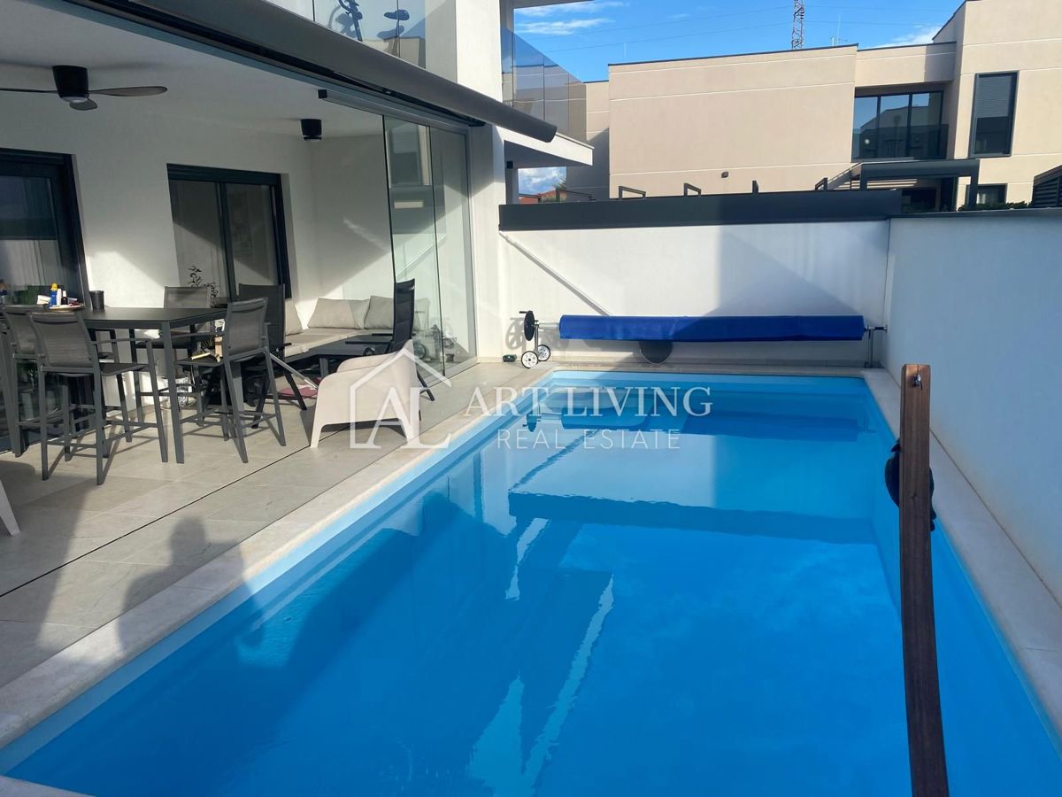 UMAGO – MODERNA CASA BIFAMILIARE CON PISCINA, 123 m² + 104 m² DI GIARDINO