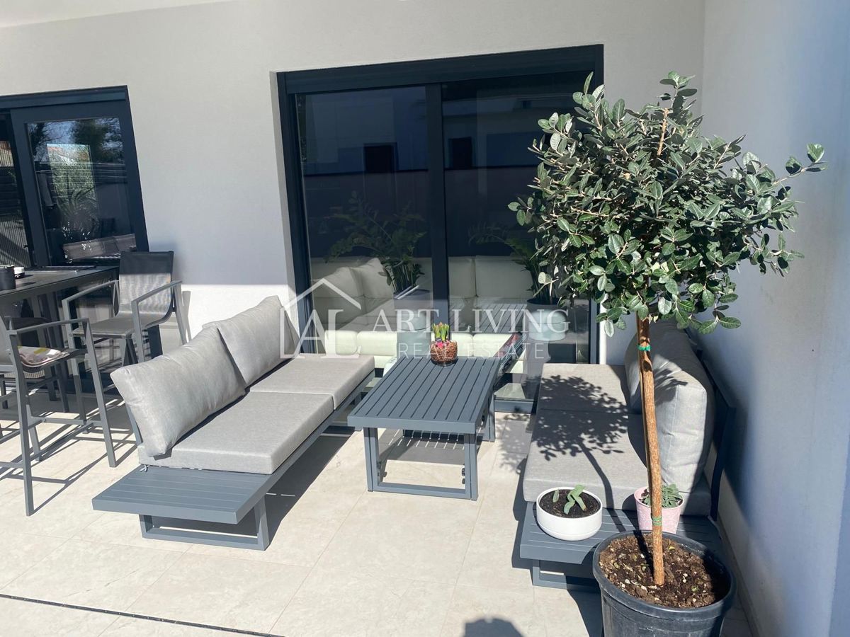 UMAGO – MODERNA CASA BIFAMILIARE CON PISCINA, 123 m² + 104 m² DI GIARDINO