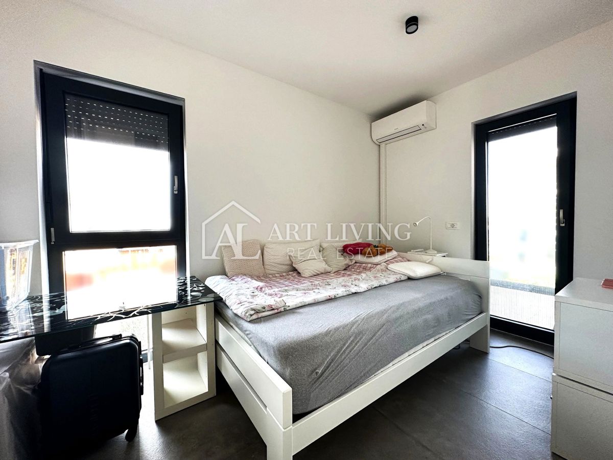 UMAGO – MODERNA CASA BIFAMILIARE CON PISCINA, 123 m² + 104 m² DI GIARDINO