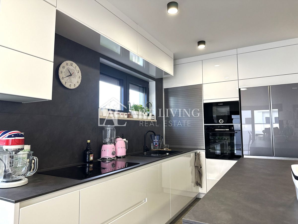 UMAGO – MODERNA CASA BIFAMILIARE CON PISCINA, 123 m² + 104 m² DI GIARDINO