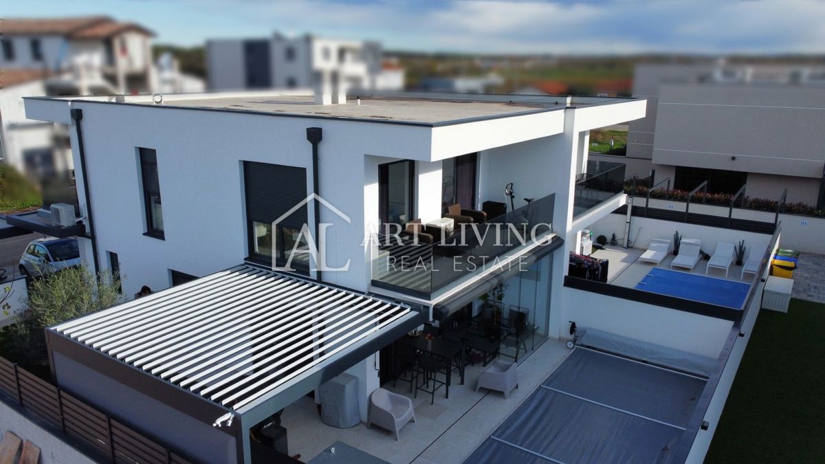 UMAGO – MODERNA CASA BIFAMILIARE CON PISCINA, 123 m² + 104 m² DI GIARDINO