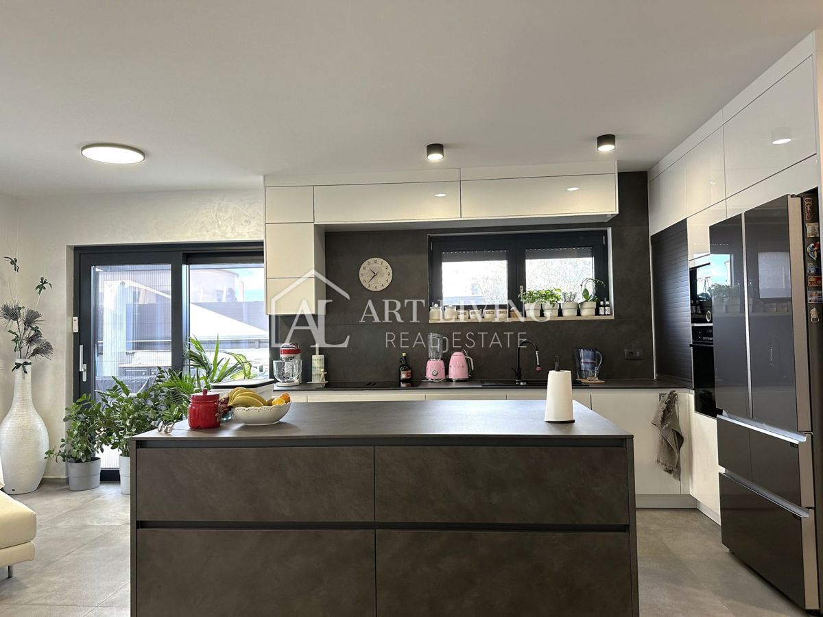 UMAGO – MODERNA CASA BIFAMILIARE CON PISCINA, 123 m² + 104 m² DI GIARDINO