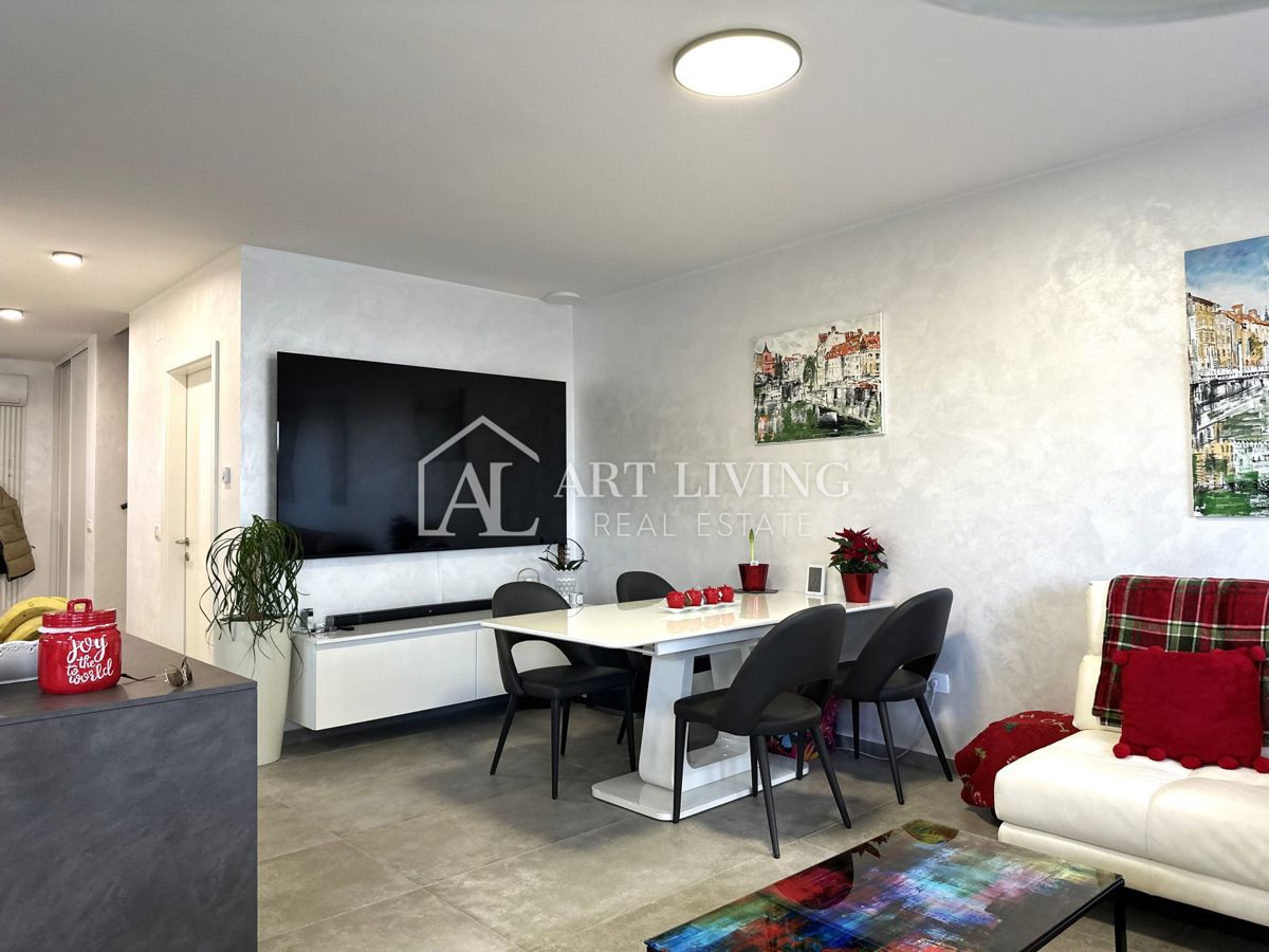 UMAGO – MODERNA CASA BIFAMILIARE CON PISCINA, 123 m² + 104 m² DI GIARDINO