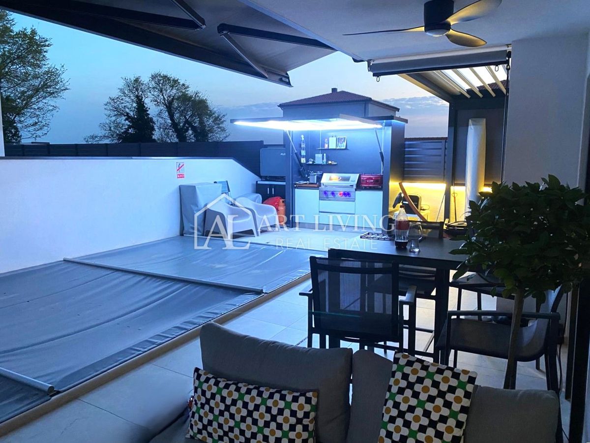 UMAGO – MODERNA CASA BIFAMILIARE CON PISCINA, 123 m² + 104 m² DI GIARDINO