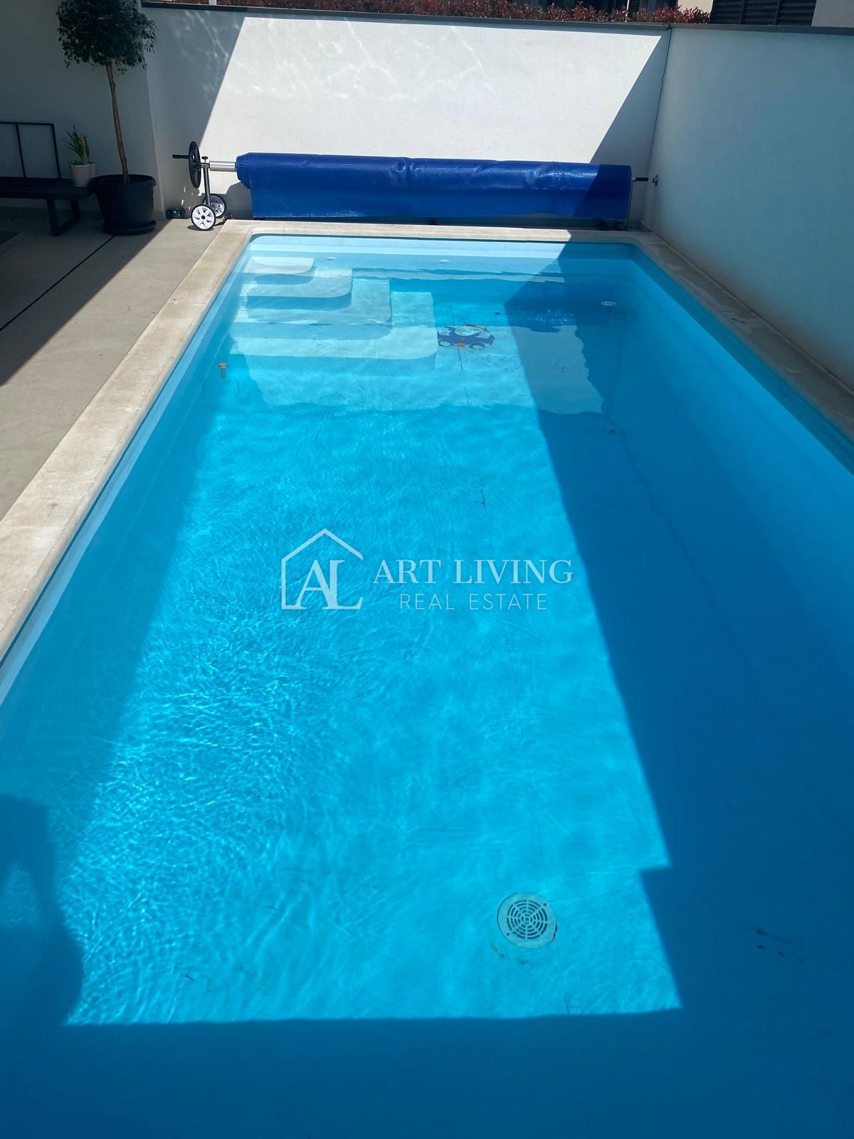 UMAGO – MODERNA CASA BIFAMILIARE CON PISCINA, 123 m² + 104 m² DI GIARDINO