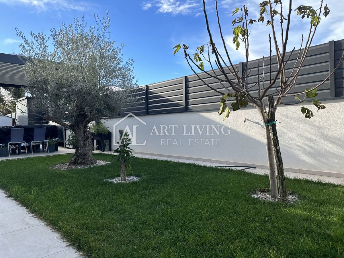 UMAGO – MODERNA CASA BIFAMILIARE CON PISCINA, 123 m² + 104 m² DI GIARDINO