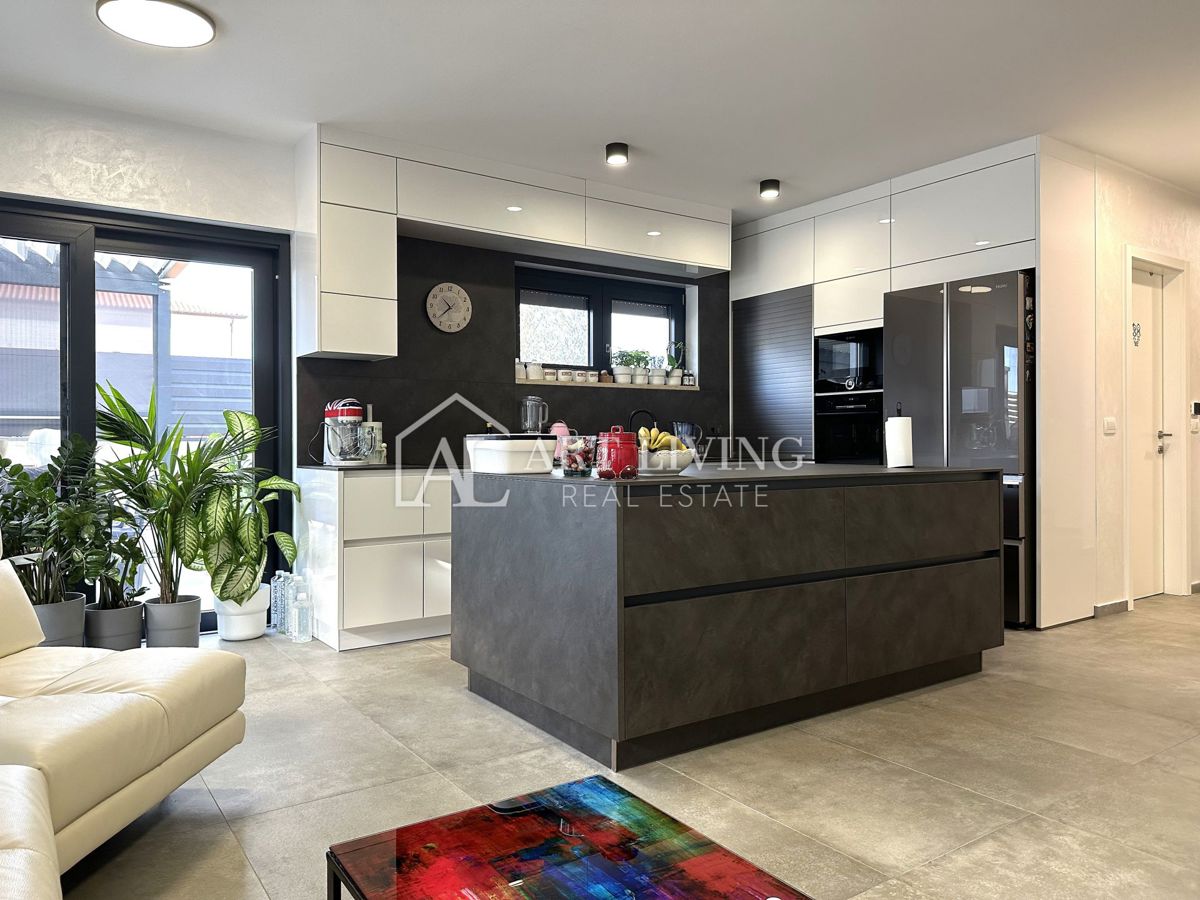 UMAGO – MODERNA CASA BIFAMILIARE CON PISCINA, 123 m² + 104 m² DI GIARDINO