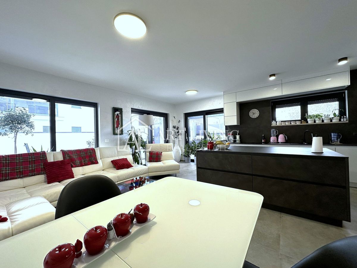 UMAGO – MODERNA CASA BIFAMILIARE CON PISCINA, 123 m² + 104 m² DI GIARDINO