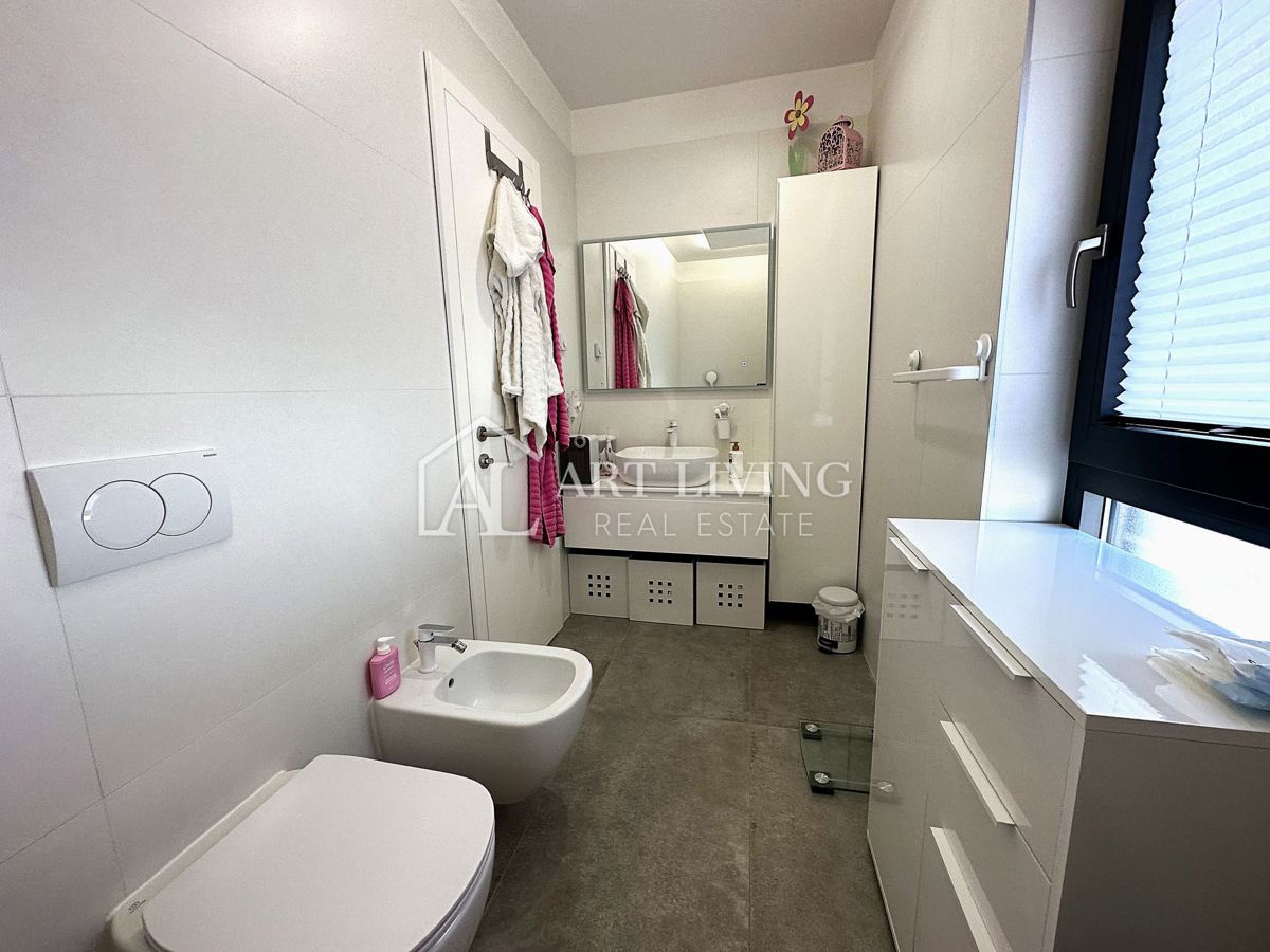 UMAGO – MODERNA CASA BIFAMILIARE CON PISCINA, 123 m² + 104 m² DI GIARDINO