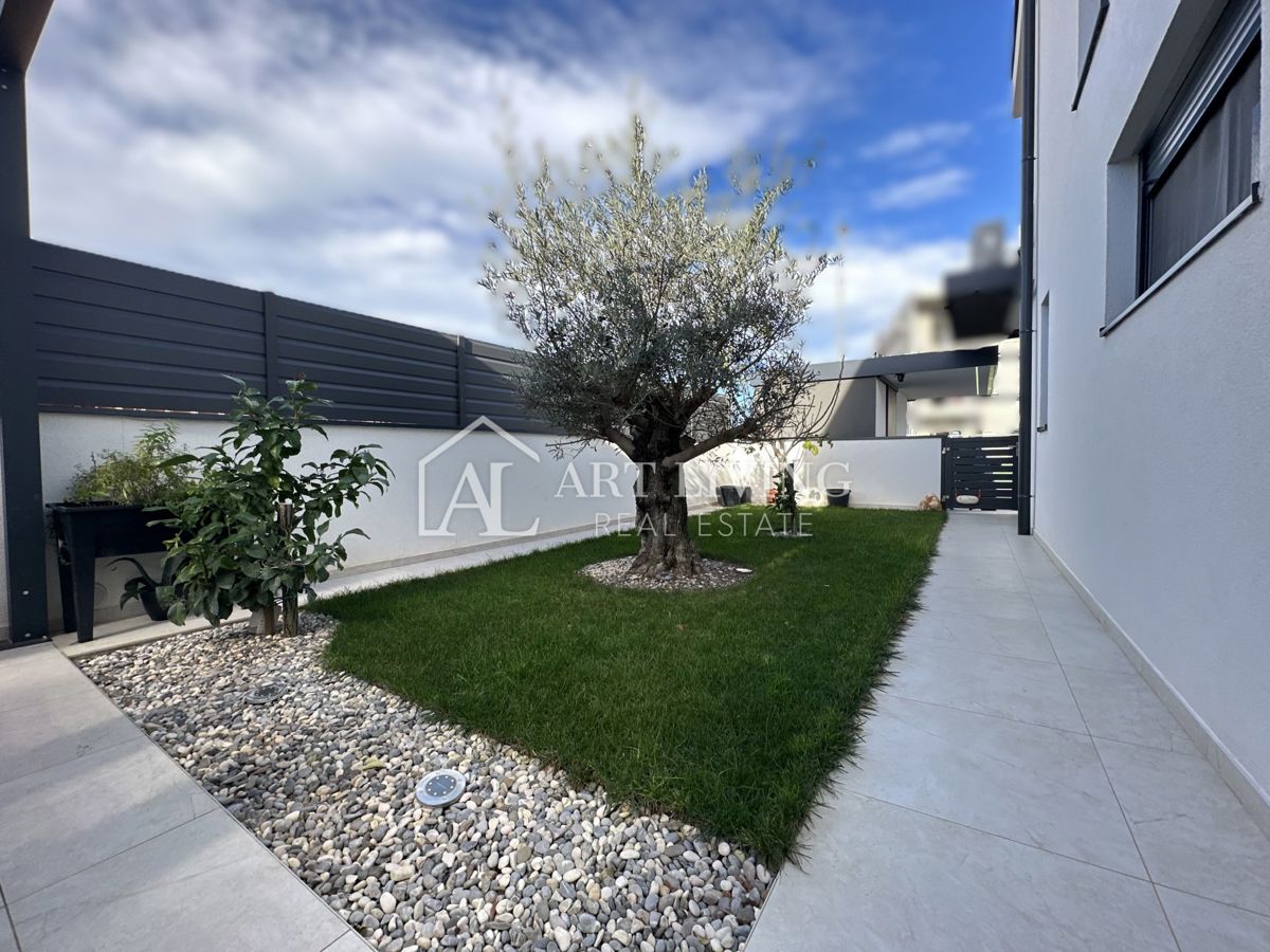 UMAGO – MODERNA CASA BIFAMILIARE CON PISCINA, 123 m² + 104 m² DI GIARDINO