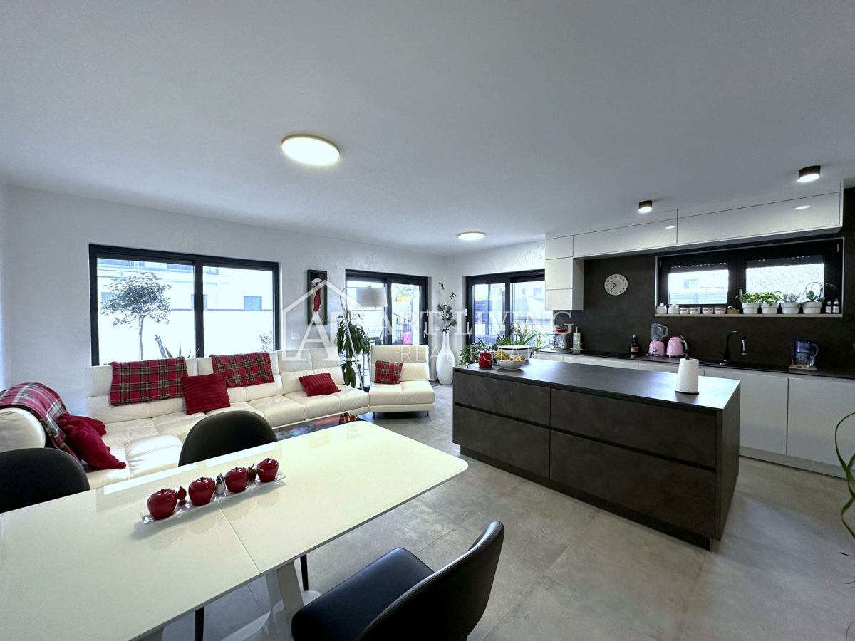 UMAGO – MODERNA CASA BIFAMILIARE CON PISCINA, 123 m² + 104 m² DI GIARDINO