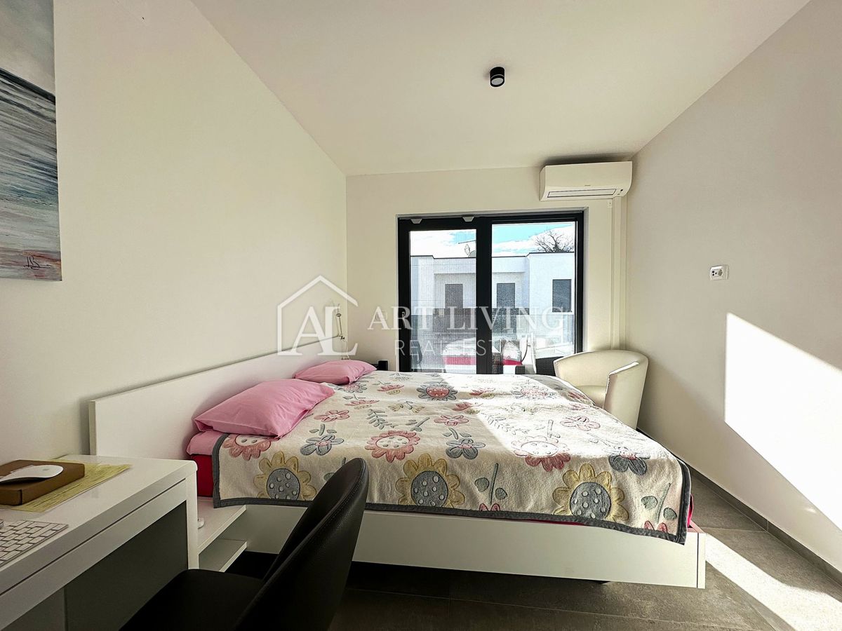 UMAGO – MODERNA CASA BIFAMILIARE CON PISCINA, 123 m² + 104 m² DI GIARDINO