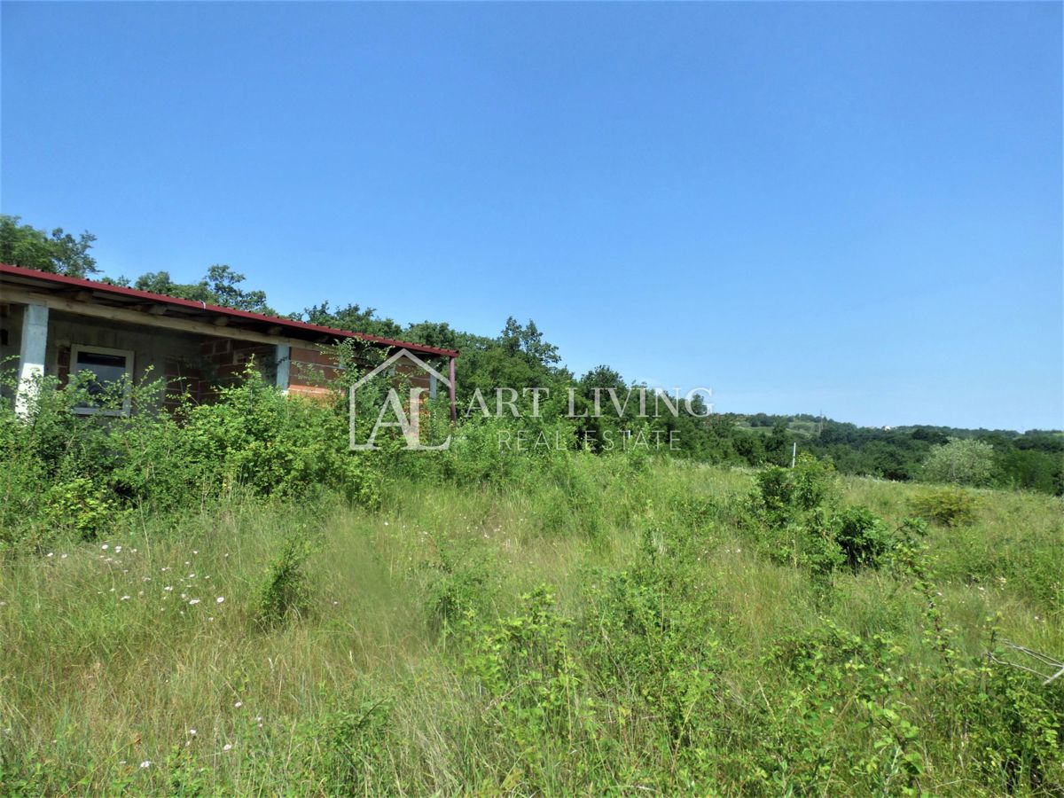 Verteneglio, attraente terreno agricolo di 31000 m2 con vista aperta