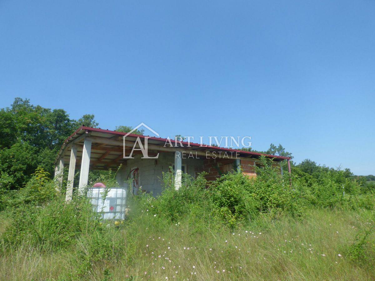 Verteneglio, attraente terreno agricolo di 31000 m2 con vista aperta