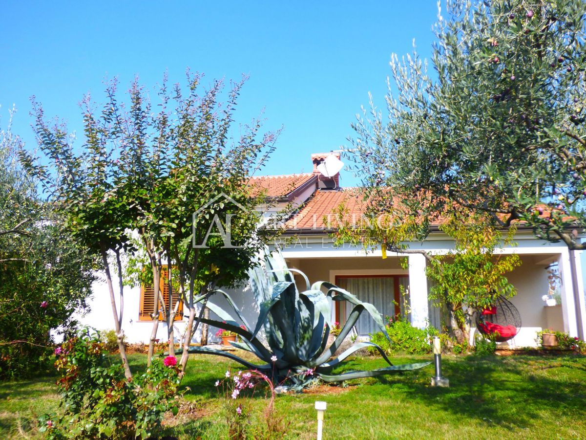 Umago-dintorni, casa a molti piani con un ampio giardino di 2.150 m2