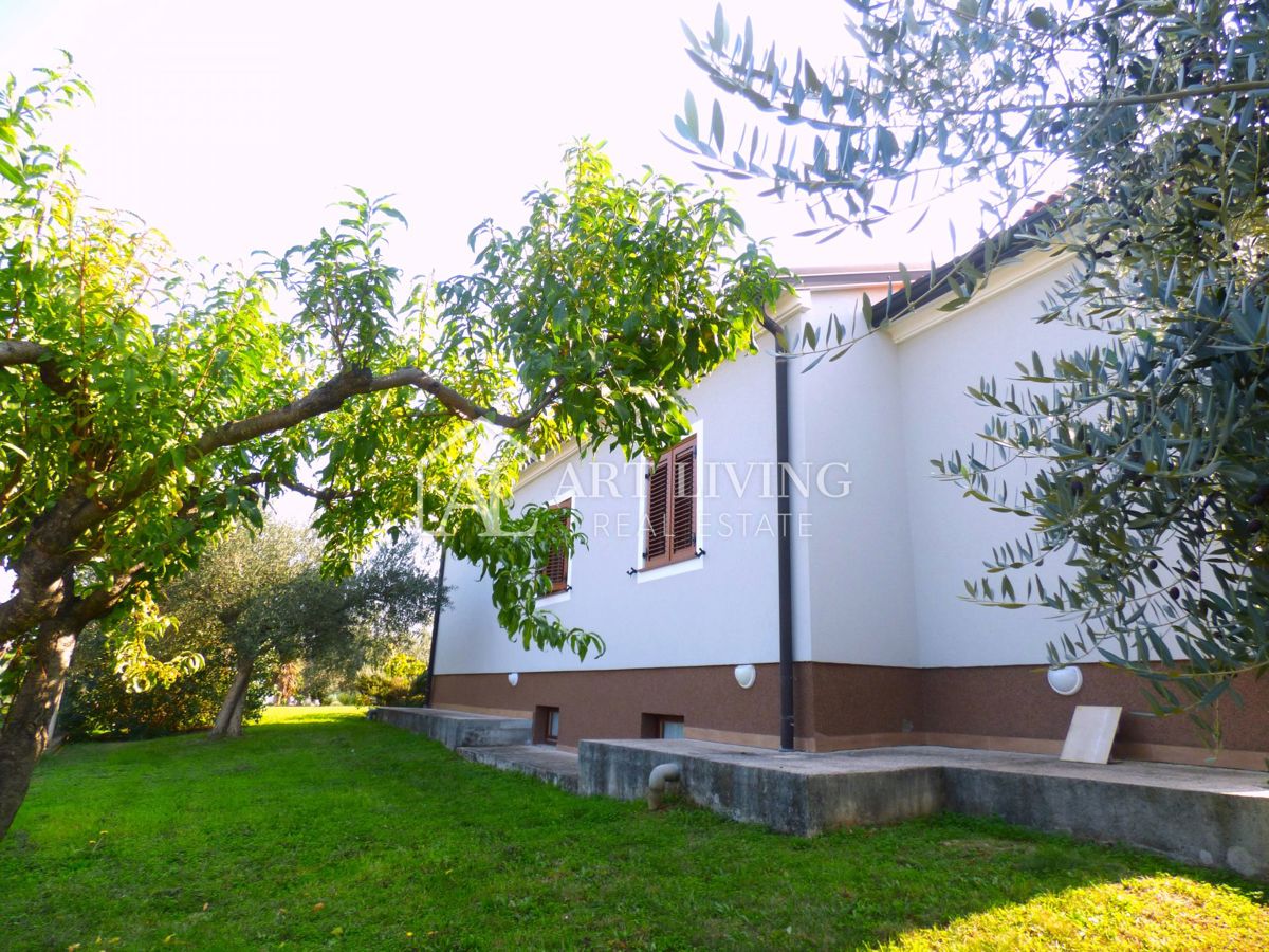 Umago-dintorni, casa a molti piani con un ampio giardino di 2.150 m2