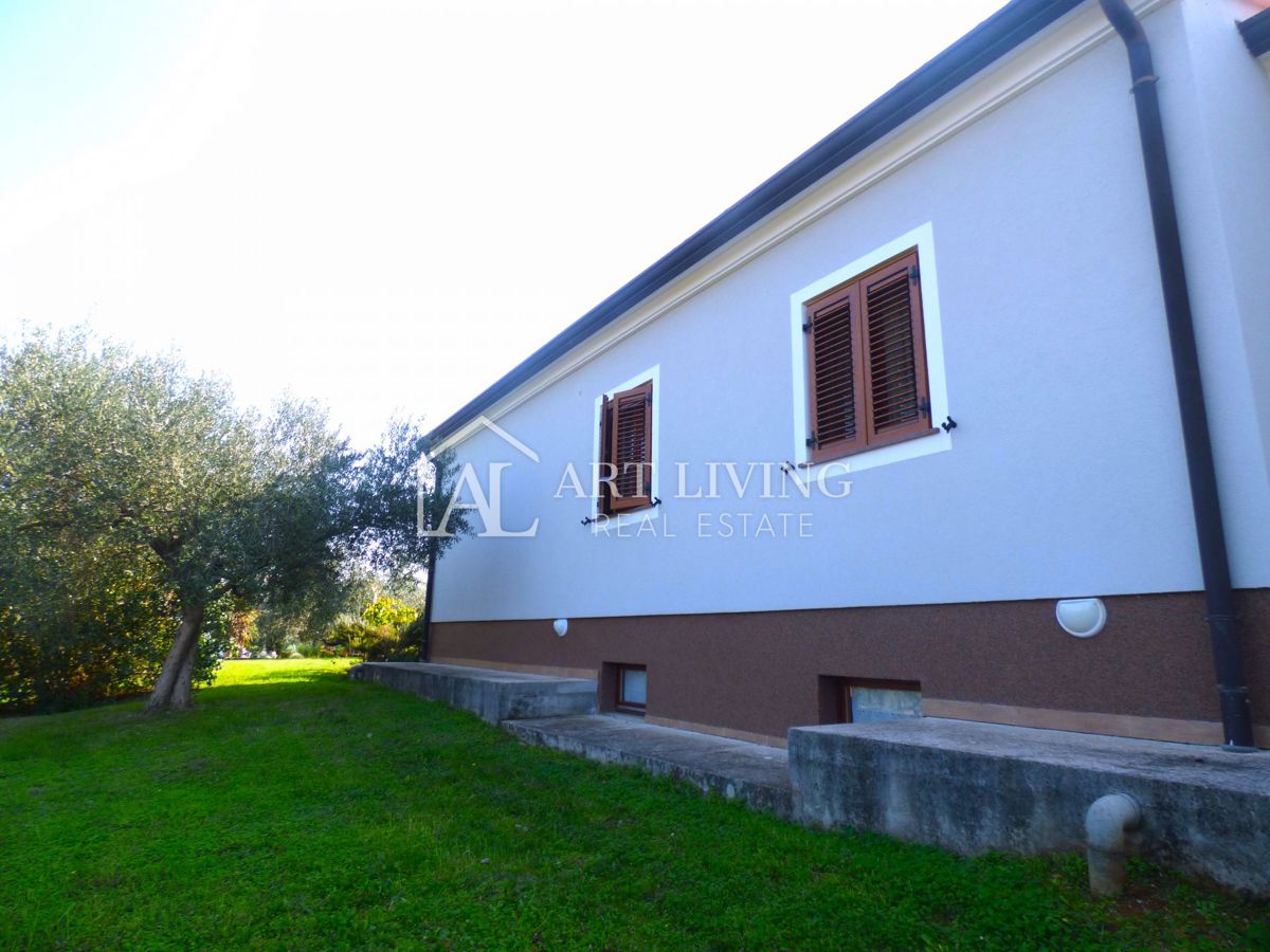 Umago-dintorni, casa a molti piani con un ampio giardino di 2.150 m2