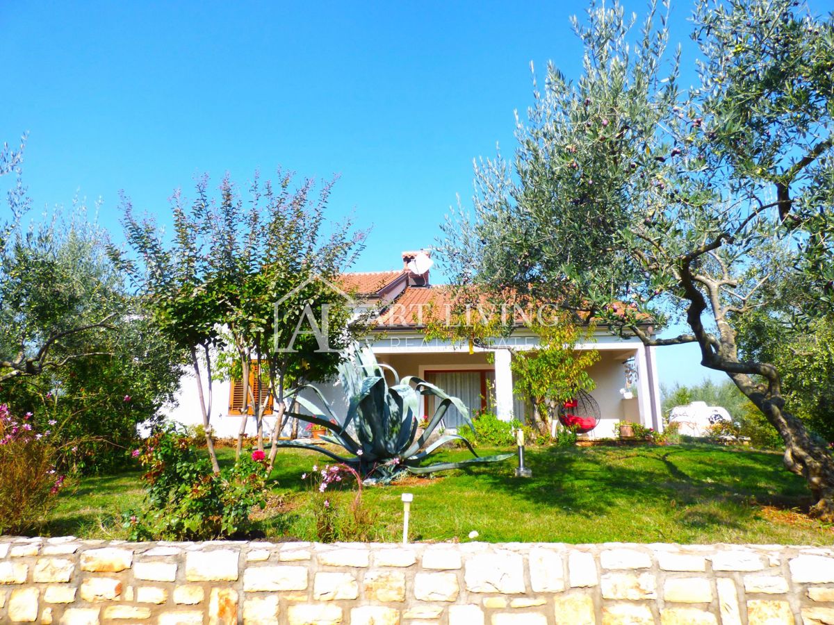 Umago-dintorni, casa a molti piani con un ampio giardino di 2.150 m2