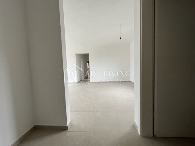 Parenzo - dintorni, grazioso appartamento al 1° piano con terrazza sul tetto di 90 m2 con vista sul mare
