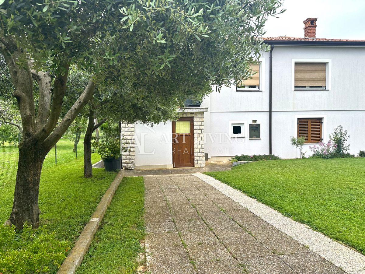 Istria, Umago, dintorni - una spaziosa casa indipendente con un ampio giardino pittoresco