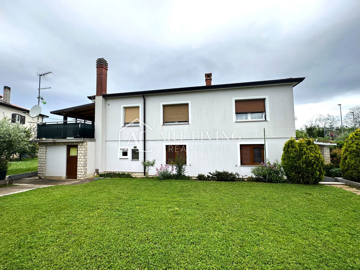Istria, Umago, dintorni - una spaziosa casa indipendente con un ampio giardino pittoresco