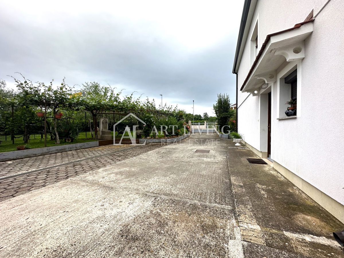 Istria, Umago, dintorni - una spaziosa casa indipendente con un ampio giardino pittoresco