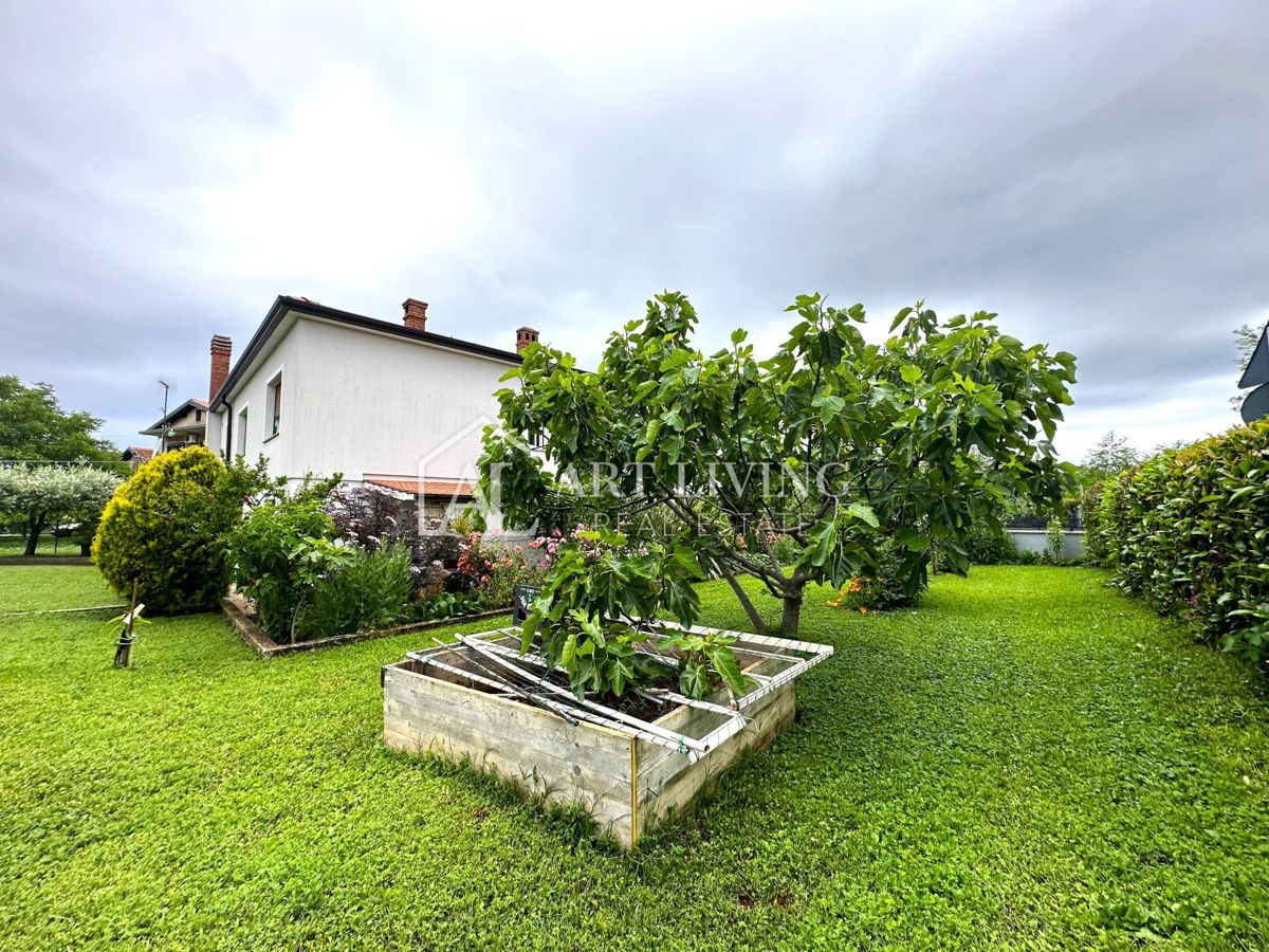 Istria, Umago, dintorni - una spaziosa casa indipendente con un ampio giardino pittoresco