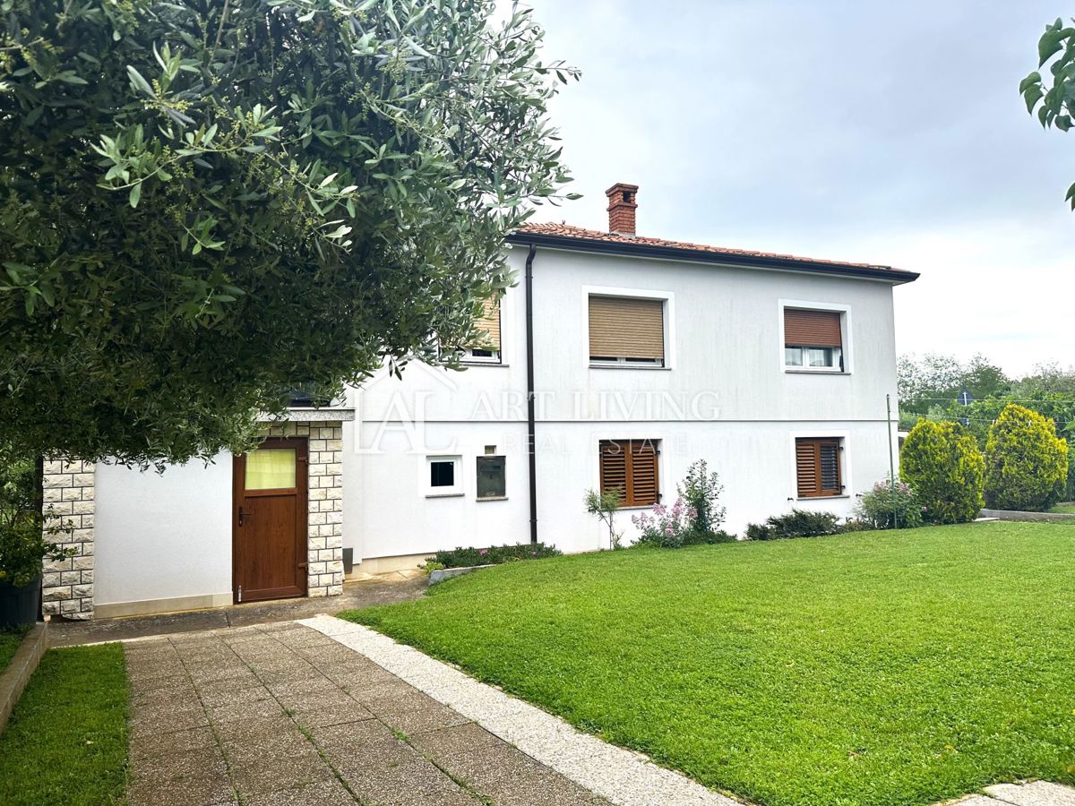 Istria, Umago, dintorni - una spaziosa casa indipendente con un ampio giardino pittoresco