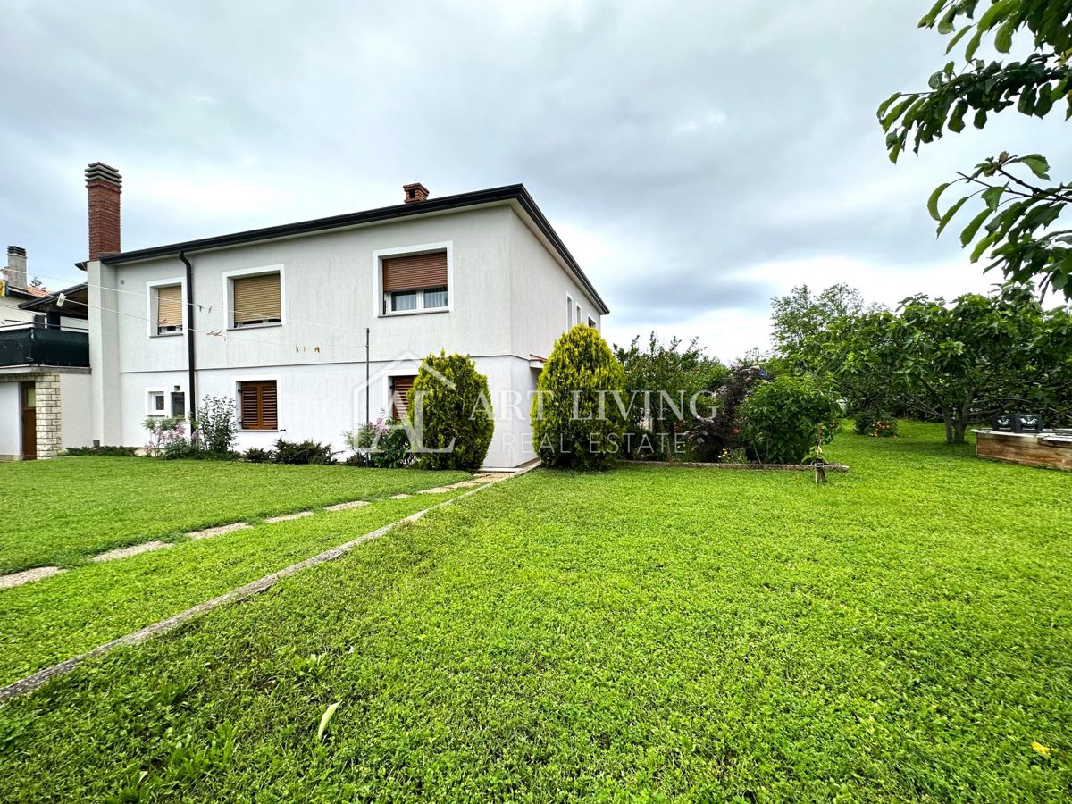 Istria, Umago, dintorni - una spaziosa casa indipendente con un ampio giardino pittoresco