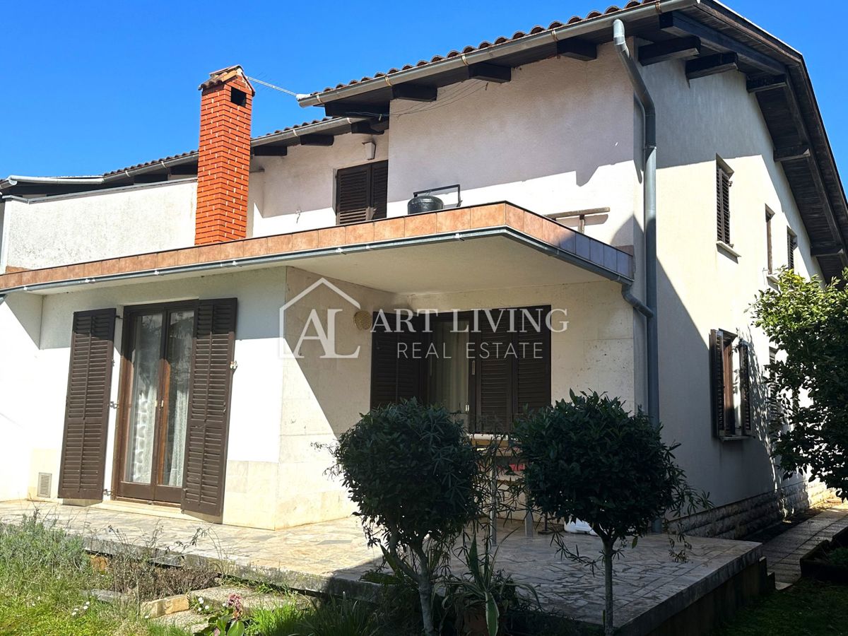 Istria, Umago, dintorni - casa bifamiliare in posizione tranquilla, a 300 m dal mare
