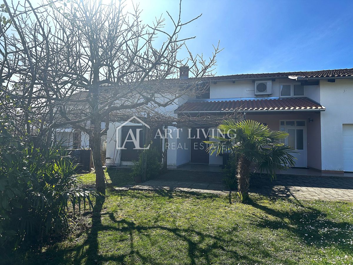 Istria, Umago, dintorni - casa bifamiliare in posizione tranquilla, a 300 m dal mare