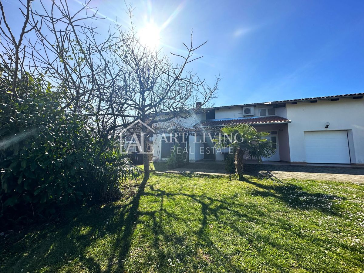 Istria, Umago, dintorni - casa bifamiliare in posizione tranquilla, a 300 m dal mare